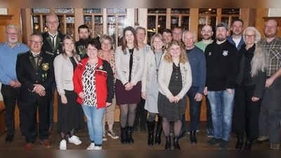Bild 1 (DSC06883b) zeigt den Gesellschaftsausschuss (v. l.): Waldemar Pirner, Wolfgang Sennfelder, Wolf-gang Gilch, Bettina Kellner, Raimund Riess, Lisa Riess, Christine Sennfelder, Sabrina Hecht, Beate Siegert, Jutta Hierl, Tomas Rosenblatt, Lena Rosenblatt, Albert Hierl, Rudi Neumann, Andreas Kurz, Michael Lotter, Paul Müller, Andrea Schröther, Johannes Hierl.SONY DSC (Bild: Peter Domanits )