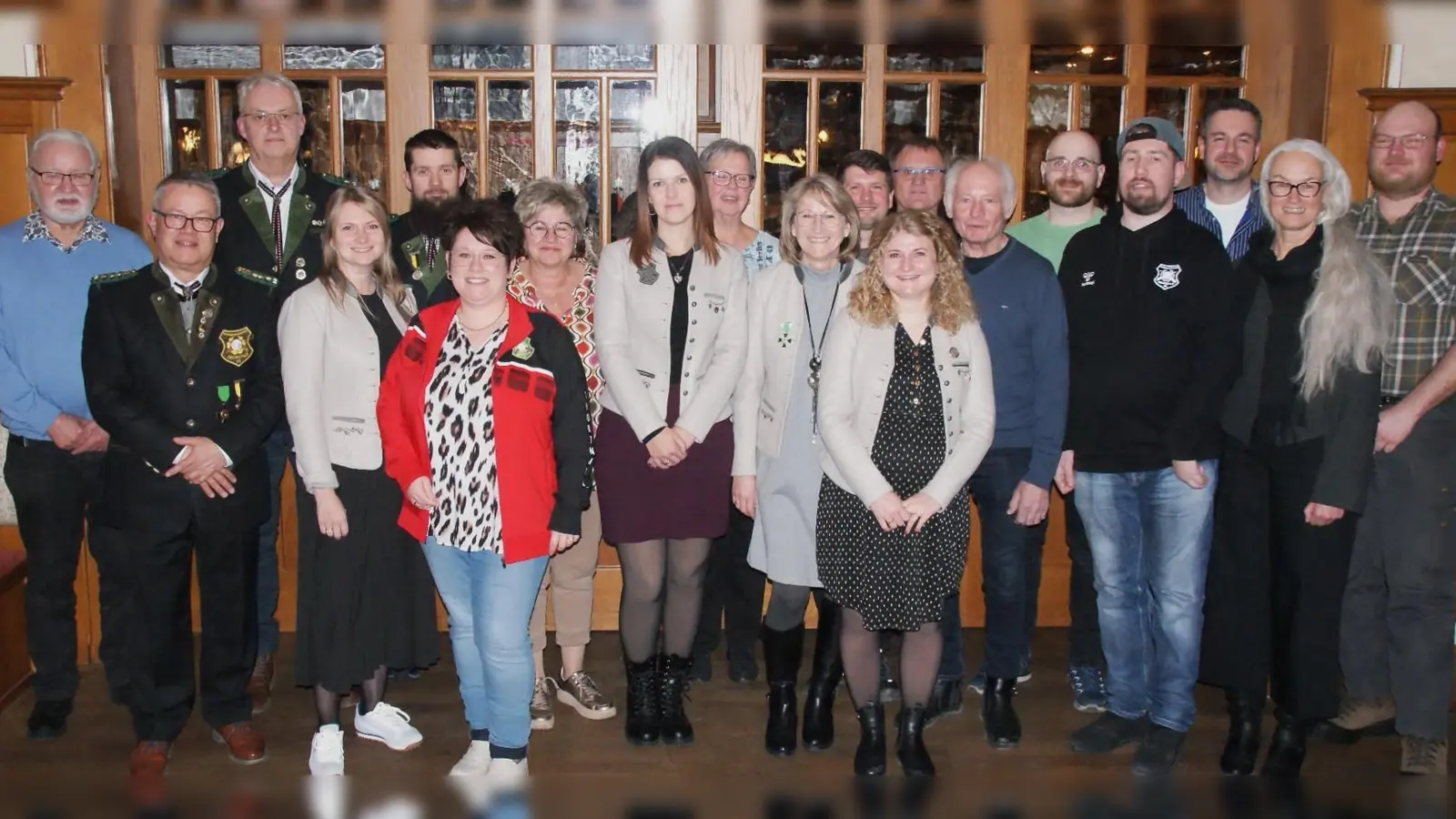 Bild 1 (DSC06883b) zeigt den Gesellschaftsausschuss (v. l.): Waldemar Pirner, Wolfgang Sennfelder, Wolf-gang Gilch, Bettina Kellner, Raimund Riess, Lisa Riess, Christine Sennfelder, Sabrina Hecht, Beate Siegert, Jutta Hierl, Tomas Rosenblatt, Lena Rosenblatt, Albert Hierl, Rudi Neumann, Andreas Kurz, Michael Lotter, Paul Müller, Andrea Schröther, Johannes Hierl.SONY DSC (Bild: Peter Domanits )