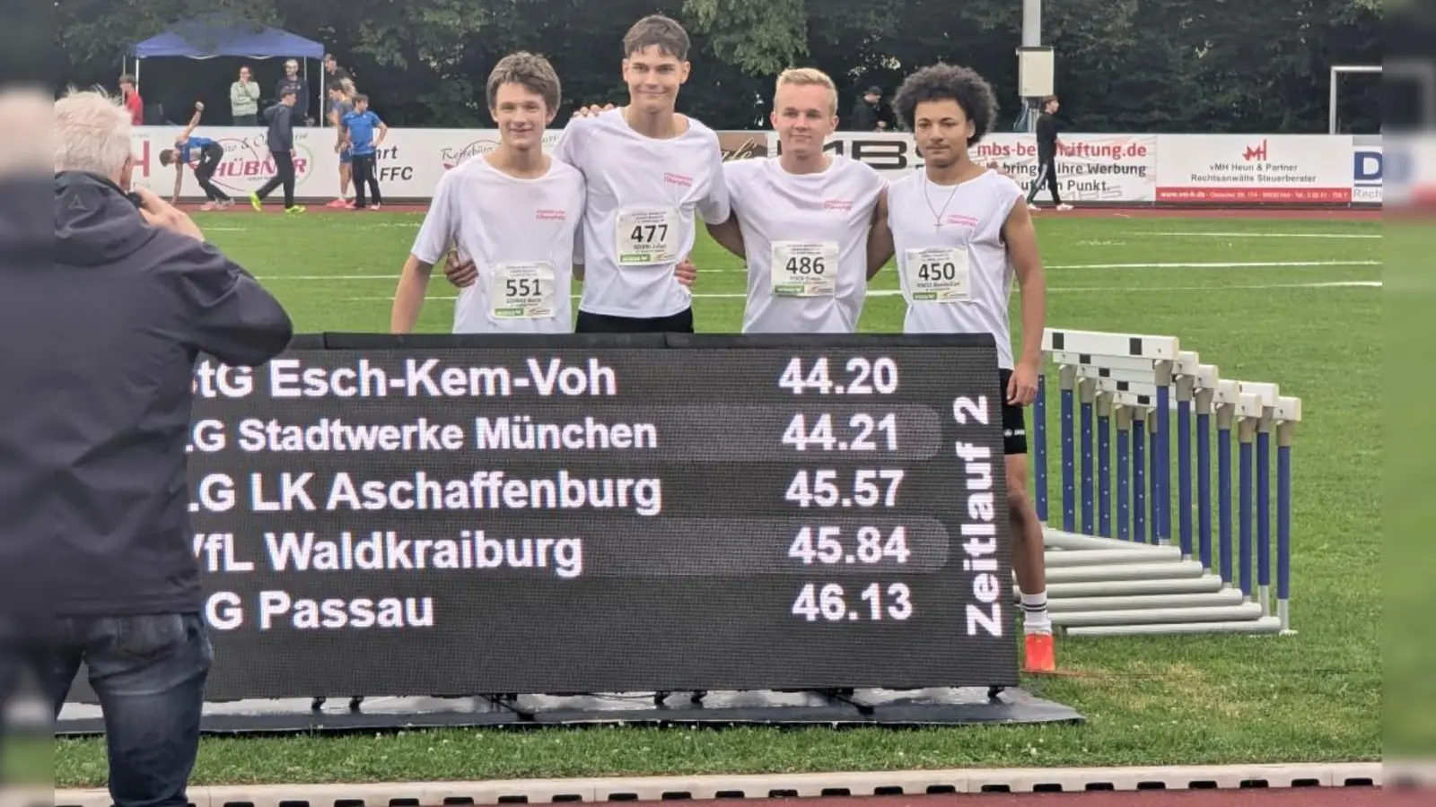 Die Startgemeinschaft Eschenbach/Kemnath/Vohenstrauß mit Maximilian Pontes (SC Eschenbach), Simon Risch (SVSW Kemnath) sowie Julian Reindl und Martin Schwab (beide TV Vohenstrauß) als glückliche Meisterschaftssieger hinter der Anzeigentafel.  (Bild: Klaus Nigg)