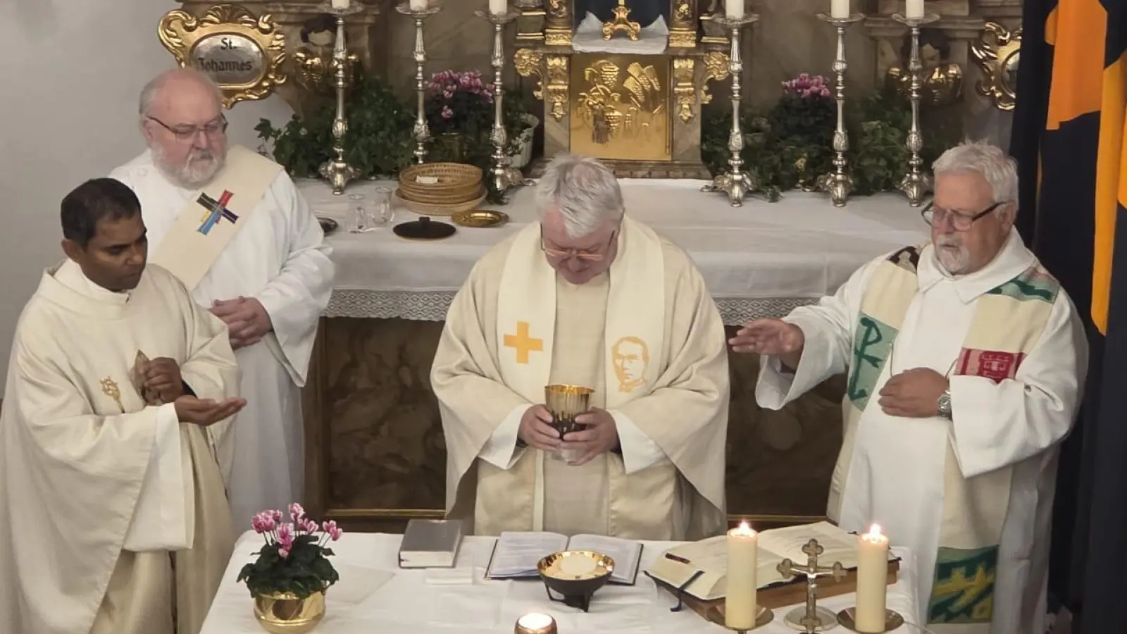 Präses Pfarrer Julius Johnrose, Bezirkspräses Diakon Franz Fuchs, Diözesanpräses Pfarrer Karl-Dieter Schmidt und Pfarrer Arnold Pirner mit den Fahnenabordnungen der Kolpingsfamilien des Bezirks Fichtelgau (Bild: Urlike Kraus)