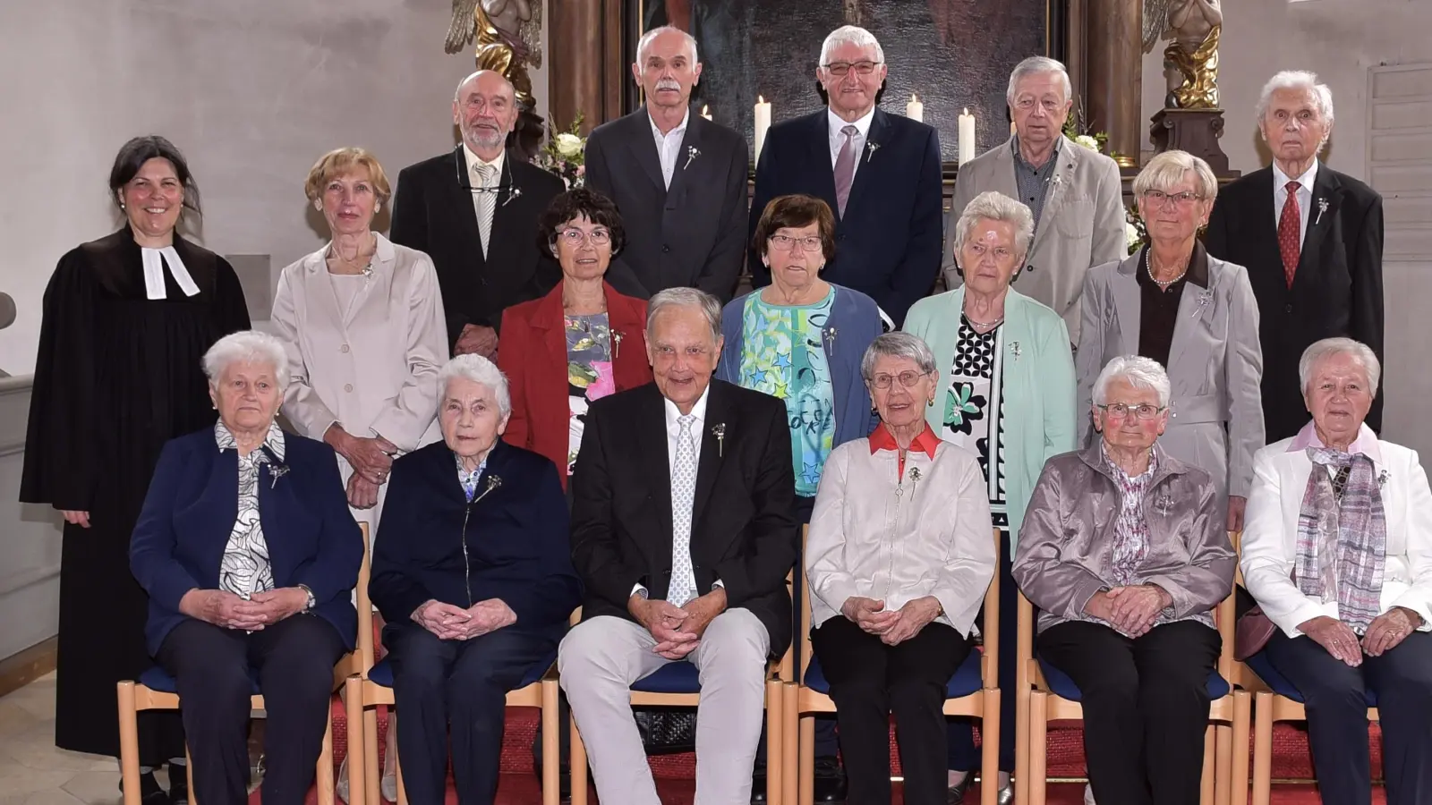 Die Jubilare, die vor 60, 70 und 75 Jahren ihre Konfirmation in Neukirchen gefeiert haben.  (Bild: Fotohaus Jäger)