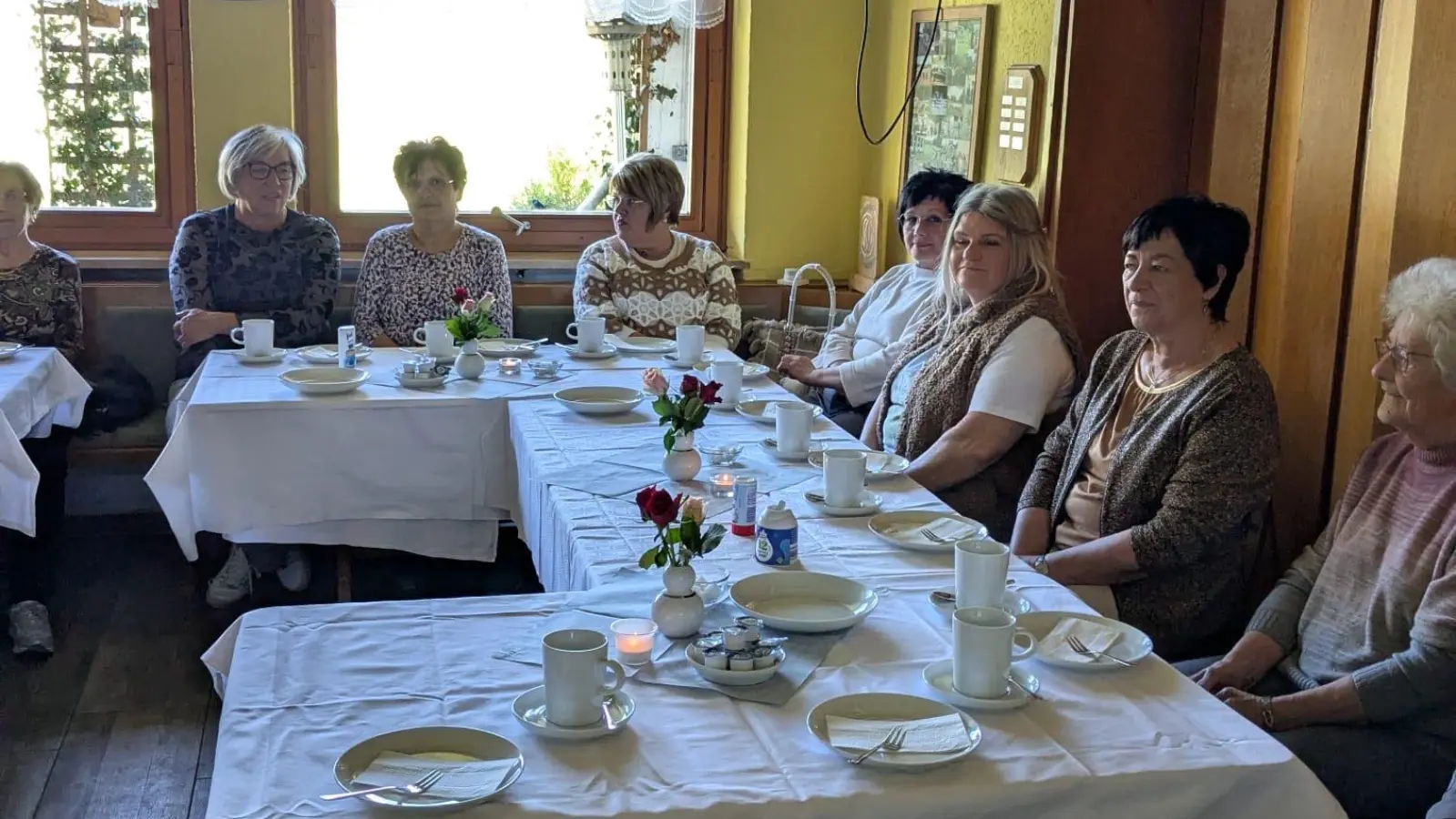 auf dem Bild sind die ehemaligen und derzeit aktiven Turnerinnen des SV Neusorg zu sehen  (Bild: Alexander Hörl)