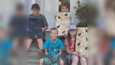 Voller Stolz zeigen hier die Kinder ihre selbst gefertigten Werke. (Bild: Gisela Witt)
