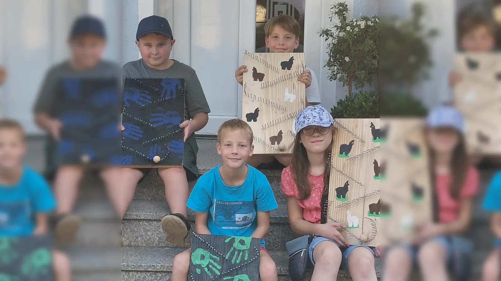 Voller Stolz zeigen hier die Kinder ihre selbst gefertigten Werke. (Bild: Gisela Witt)