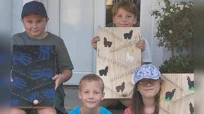 Voller Stolz zeigen hier die Kinder ihre selbst gefertigten Werke. (Bild: Gisela Witt)