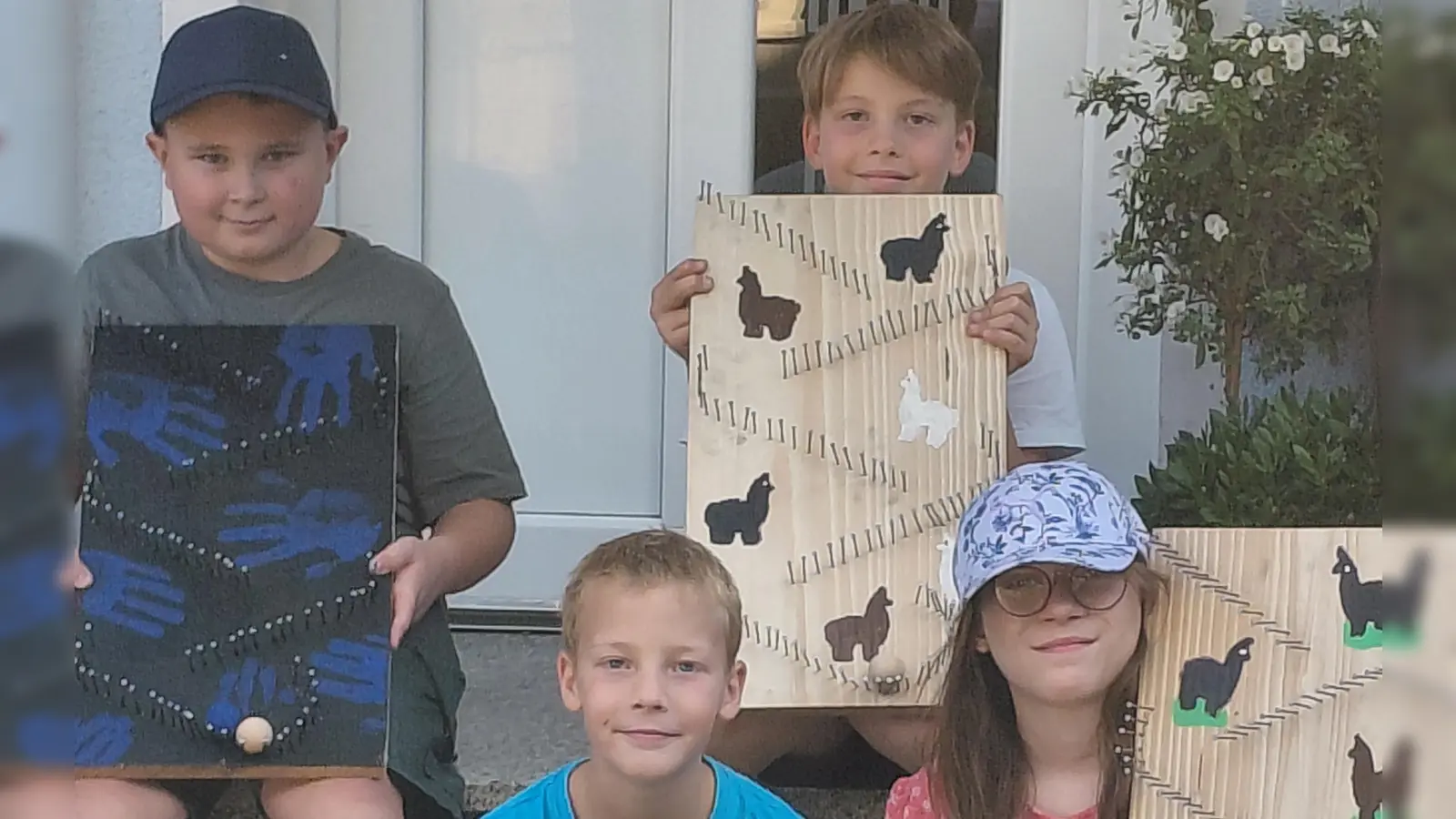 Voller Stolz zeigen hier die Kinder ihre selbst gefertigten Werke. (Bild: Gisela Witt)