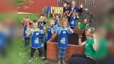 Die Vorschulkinder mit Pate Patrick Schraml und Luana und Micha vom Edeka-Team (Bild: Andrea König)