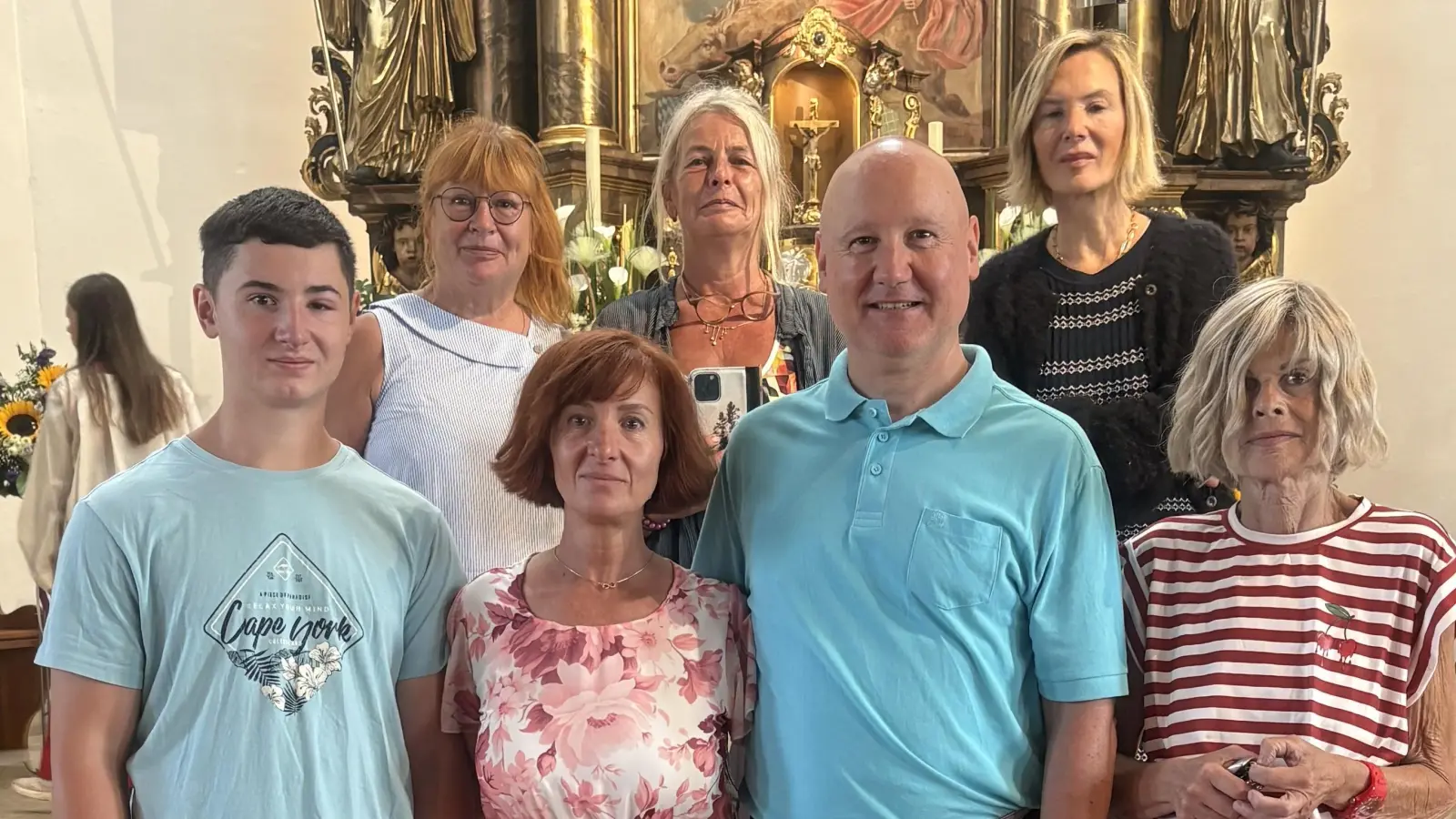 Auf dem Bild sind die Enkel und Urenkel des Kirchenglockenspenders Karl Grimm sen. (Bild: Alexander Hörl)