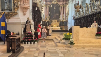 Vorsitzende Gudrun Sirtl spricht zum Ende des Gottesdienstes das KAB Gebet für die gerechte Arbeit  (Bild: Nicole Katsikis)