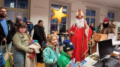 Der Nikolaus besuchte die Kinder in der Stadtbibliothek. (Bild: Mandy Teschke)