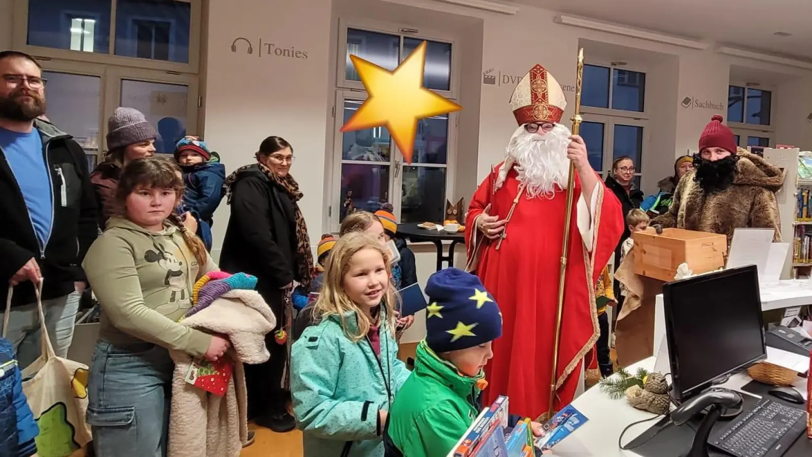 Der Nikolaus besuchte die Kinder in der Stadtbibliothek. (Bild: Mandy Teschke)