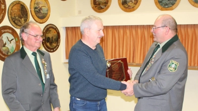 Sportleiter, Jugendbetreuer, Schützenscheiben-Schöpfer und manches mehr: Für seine Verdienste wurde Konrad Groß (Mitte, zwischen Vorsitzendem Max Wagner und Schützenmeister Hans Hey) zum Ehrenmitglied der Schtzengesellschaft „Tannenzweig” ernannt. (Bild: Bernhard Piegsa)