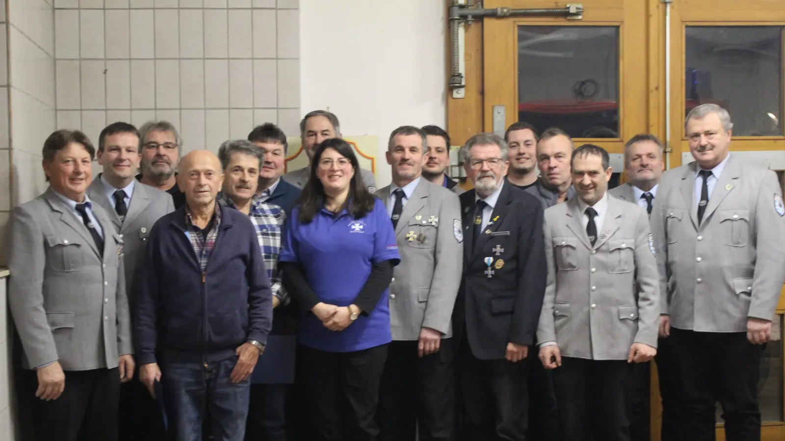 Die neu gewählte Vorstandschaft, Ehrengast und BSB-Kreisvorsitzender Peter Schottenhaml (vorne, dritter von rechts) und die geehrten Mitglieder der SRK Rottendorf.  (Bild: Birgit Altmann)