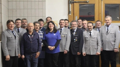 Die neu gewählte Vorstandschaft, Ehrengast und BSB-Kreisvorsitzender Peter Schottenhaml (vorne, dritter von rechts) und die geehrten Mitglieder der SRK Rottendorf.  (Bild: Birgit Altmann)