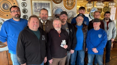 Von links: Bernhard Voit, Putzer Michael, Bürgermeister Frank Zeitler, Hans Eckl, Andree Pöppich, Fritz Sauerer, Marcel Meier, Hans Zimmerer, Gerd Meierhöfer, Markus Gleißner. (Bild: Bernhard Voit)