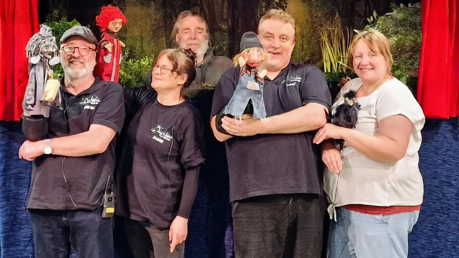 Das FiDo-Team der Dorfbühne Waidhaus präsentiert stolz ihre handgefertigten Figuren vor der fantasievoll gestalteten Bühne – ein kreatives Ensemble voller Herz und Leidenschaft. (Bild: Josef Kleber)