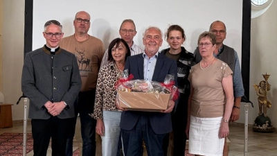Übergabe des Präsentkorbes als Dankeschön für die gelungene Bilder-Präsentation. (Bild: Rita Zitzmann)