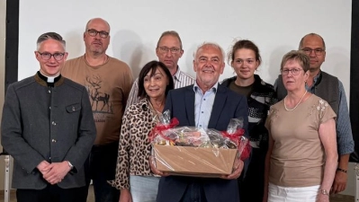 Übergabe eines Präsentkorbes als Dankeschön für die gelungene Bilder-Präsentation. (Bild: Jonas Schreier)