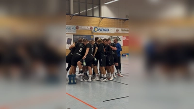 Spielfoto der Herren I während einer Auszeit (Bild: Pavel Kurz)