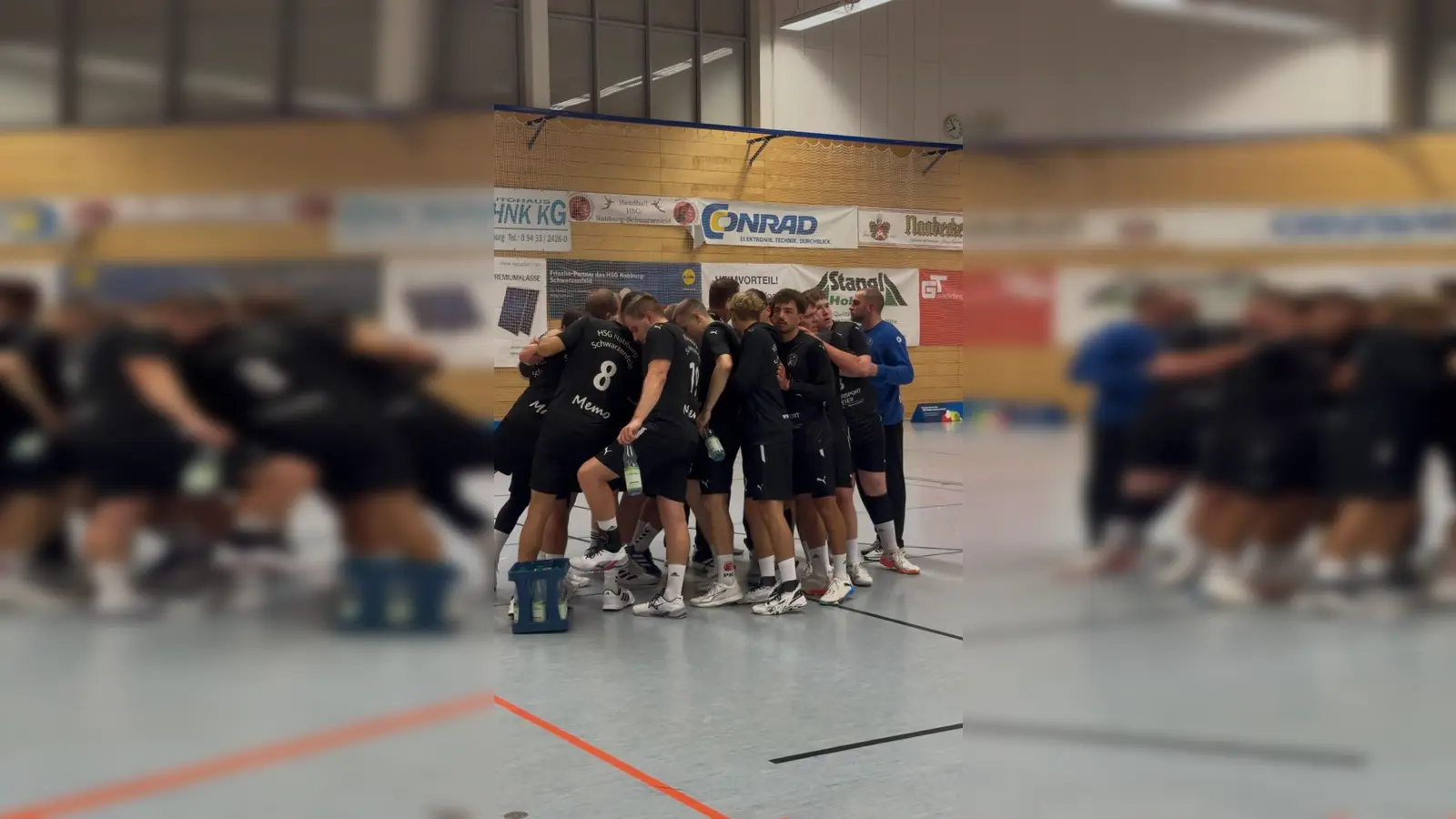 Spielfoto der Herren I während einer Auszeit (Bild: Pavel Kurz)