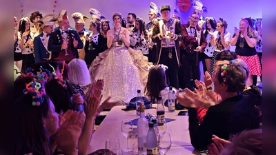 Volles Haus, tolle Kostüme und Auftritte der Faschingsgesellschaften aus Botzersreuth und Neustadt/WN (Bild: Kerstin Aichinger)