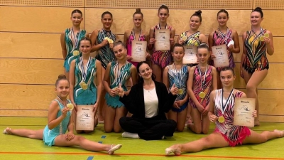 Medaillenjubel für die Gymnastinnen und ihre Trainerin Julia Will (Bild: Diana Shulha)