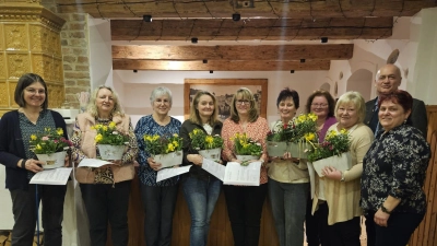 Vorsitzende Angelika Failer (r.) überreichte mit Bürgermeister Walter Schauer und Kreisfachberaterin Heidi Schmid (3. v. r.) Urkunden und Blumenpräsente an die Geehrten.  (Bild: Stefanie Scherr)