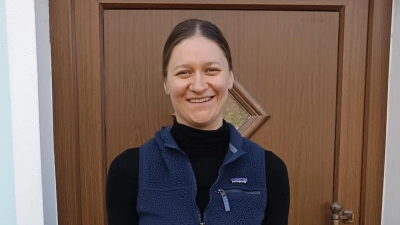 Franziska Kraus mit ihren beiden gewonnenen Wanderplaketten (Bild: Bernhard Ernstberger)