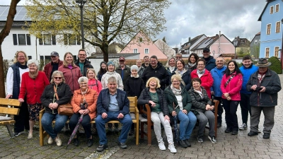 Teilnehmer der Hutzabankerl-Wanderung am Rathausparkplatz in Moosbach (Bild: Kathrin Kaiser)
