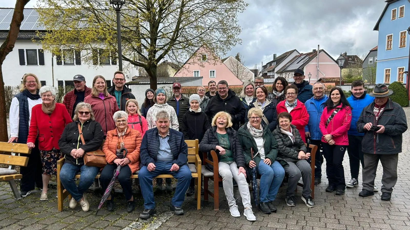 Teilnehmer der Hutzabankerl-Wanderung am Rathausparkplatz in Moosbach (Bild: Kathrin Kaiser)
