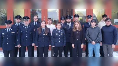 Scheidende Funktionäre vorne links: Kommandant Peter Reier, Vorsitzender Michael Riedl und Kassiererin Kerstin Wild. Auf ihnen folgen (von hinten links): 1. Vorsitzender Stephan Reiminger, 1. Schriftführer Florian Scherbl, 2. Vorsitzender Paul Wurmstein (neu), 2. Gerätewart Tobias Wiezorreck, 2. Kommandant Nikolai Riedl, 1. Gerätewart Andreas Zach, 1. Kommandant Alexander Müller, 2. Schriftführer Alexander Schiener (neu), (vorne Mitte): 1. Kassiererin Lena Wiezorreck, 2. Kassiererin Alina Drachsler (neu) und Beisitzer Jonas Riedl (neu) (Bild: Stefan Sorgenfrei)