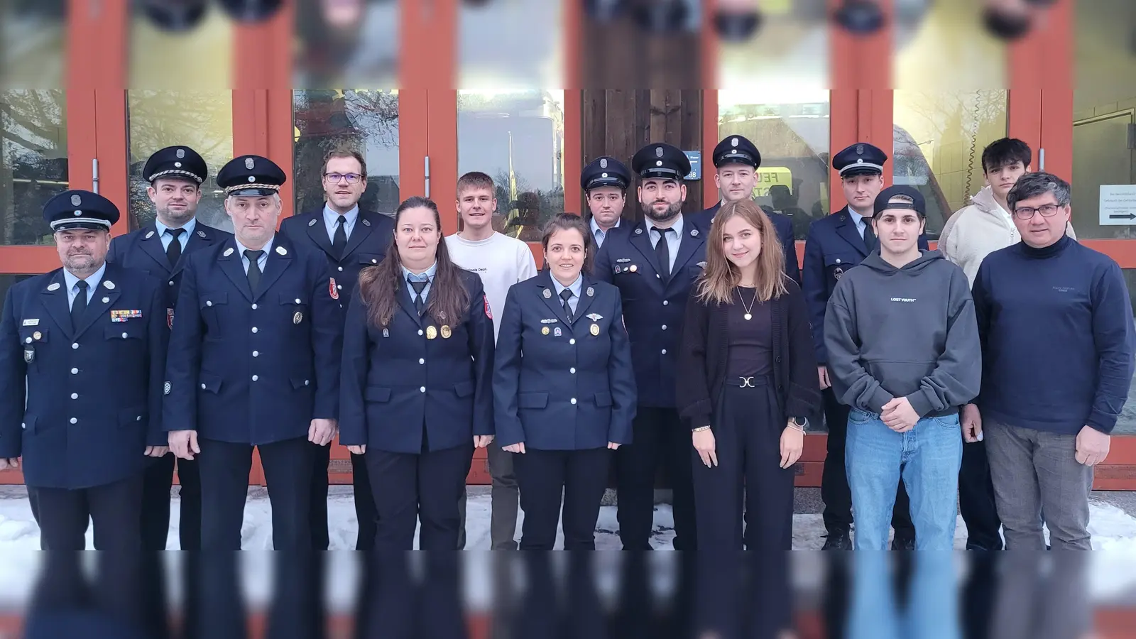 Scheidende Funktionäre vorne links: Kommandant Peter Reier, Vorsitzender Michael Riedl und Kassiererin Kerstin Wild. Auf ihnen folgen (von hinten links): 1. Vorsitzender Stephan Reiminger, 1. Schriftführer Florian Scherbl, 2. Vorsitzender Paul Wurmstein (neu), 2. Gerätewart Tobias Wiezorreck, 2. Kommandant Nikolai Riedl, 1. Gerätewart Andreas Zach, 1. Kommandant Alexander Müller, 2. Schriftführer Alexander Schiener (neu), (vorne Mitte): 1. Kassiererin Lena Wiezorreck, 2. Kassiererin Alina Drachsler (neu) und Beisitzer Jonas Riedl (neu) (Bild: Stefan Sorgenfrei)