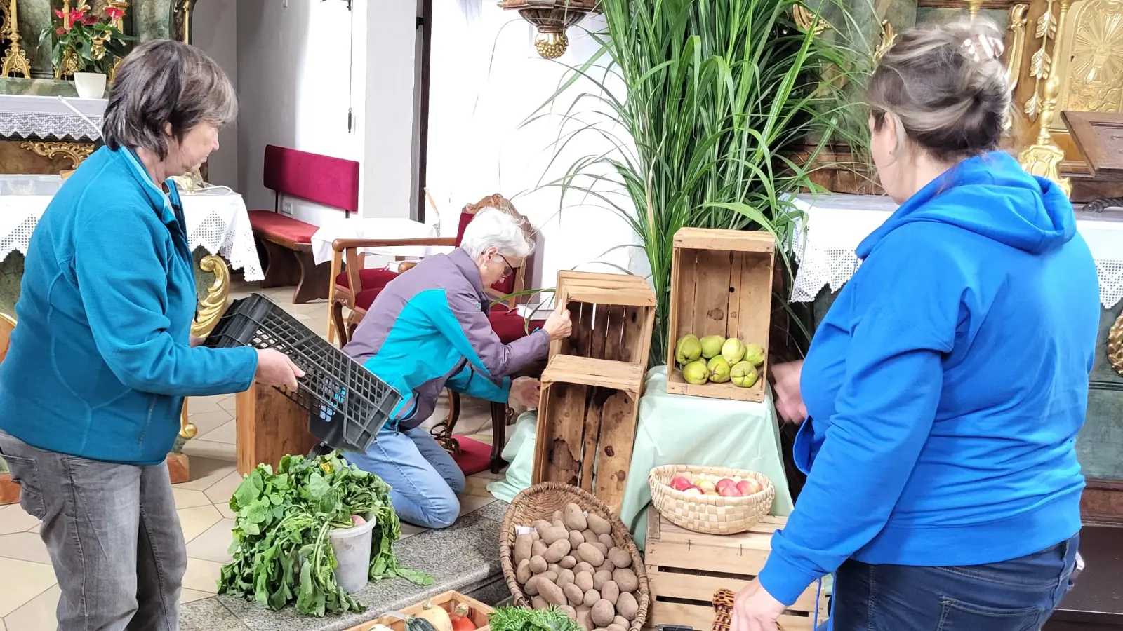 Mitglieder des GOV Neunaigen gestalten den Erntedankaltar (Bild: Maria Treiber)