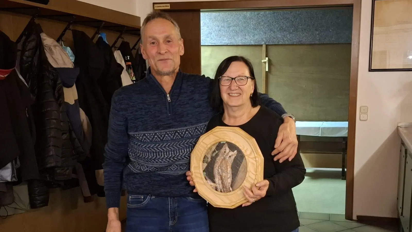 Beim Kirchweihschießen übergab 2. Schützenmeister MIchae Knott der sichtlich erfreuten Gewinnerin, Gitte Wilbanks, die Ehrenscheibe. (Bild: Kerstin Wild )