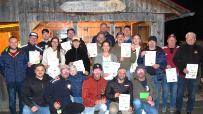 Mit 14 Mannschaften konnte die Irchenriether Dorfmeisterschaft im Eisstockschießen eine Rekordbeteiligung verzeichnen. Nach spannenden und interessanten Spielen errang das Team „Löschdürüm” (vorne kniend) den Sieg und erhielt den Wanderpokal. Lukas Heinrich (knieend links) und Daniel Groß (stehend links) hatten die Veranstaltung mit ihrem Team bestens organisiert. (Bild: Albert Gruber)