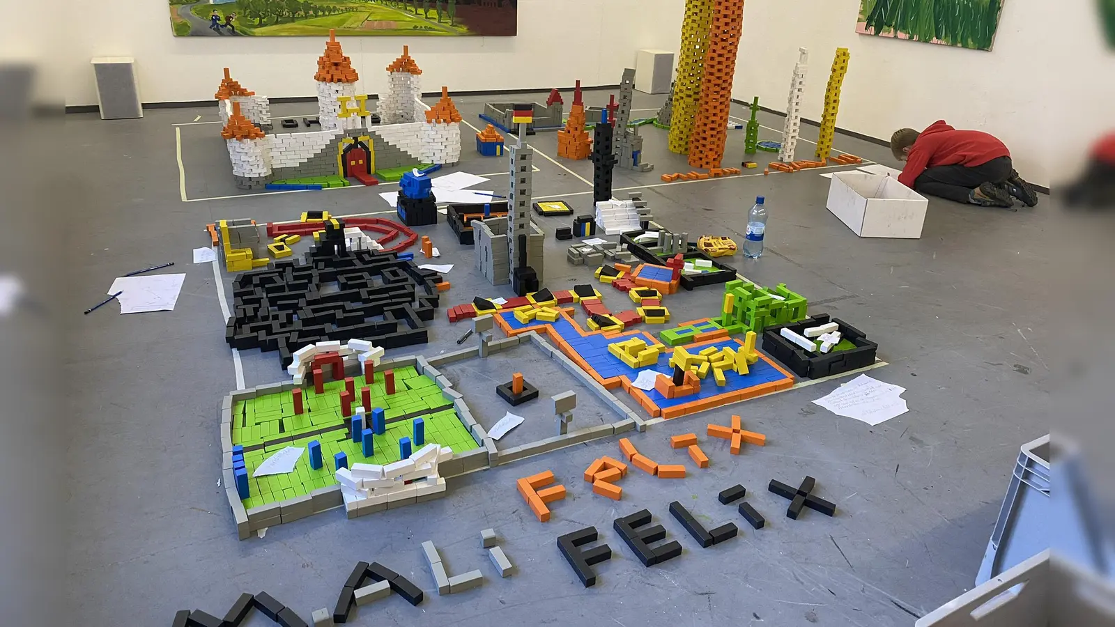 Kreative Bauwelten entstanden im Kunstverein Weiden beim Projekt „Spielräume” in Zusammenarbeit mit der Jugendkunstschule  (Bild: Bruno Winter)