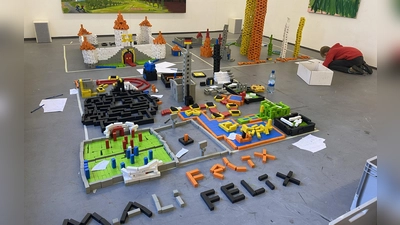 Kreative Bauwelten entstanden im Kunstverein Weiden beim Projekt „Spielräume” in Zusammenarbeit mit der Jugendkunstschule  (Bild: Bruno Winter)