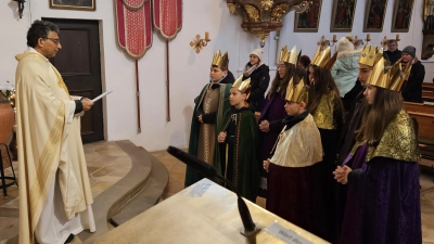 Segnung der Böhmischbrucker Sternsinger durch Pater Joseph. (Bild: Gabriele Buchbinder)