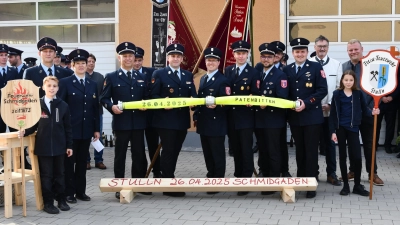 Die Vorstände und Kommandanten der beiden Wehren mit Fahnenträgern sowie Schirmherr und Ehrenschirmherr und die Taferl-Kinder. (Bild: Julia Peltzer)