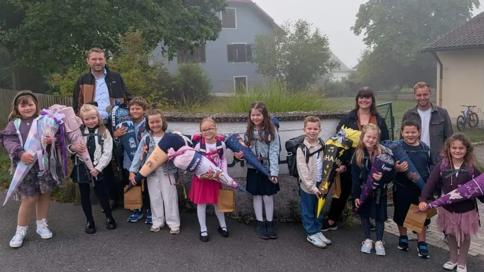Heuer wurden an der Grundschule Ehenfeld zehn Kinder eingeschult. Die beiden CSU-Stadträte Christian Gnan (hinten links) und Manuel Falk (hinten rechts) überreichten den ABC-Schützen jeweils einen Loop mit der Aufschrift „I bin a Hirschauer Stückl“. Mit im Bild: Klassenleiterin Lisa-Maria Rösch. (Bild: Jennifer Falk)