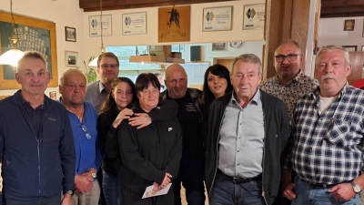 Die Siegerteams des Watterer-Turniers und Mitglieder der Rauchclub-Vorstandschaft. Mit im Bild Bürgermeister Richard Kammerer (Zweiter von rechts), der mit seinem Partner im Mittelfeld landete. (Bild: Johann Kneißl)