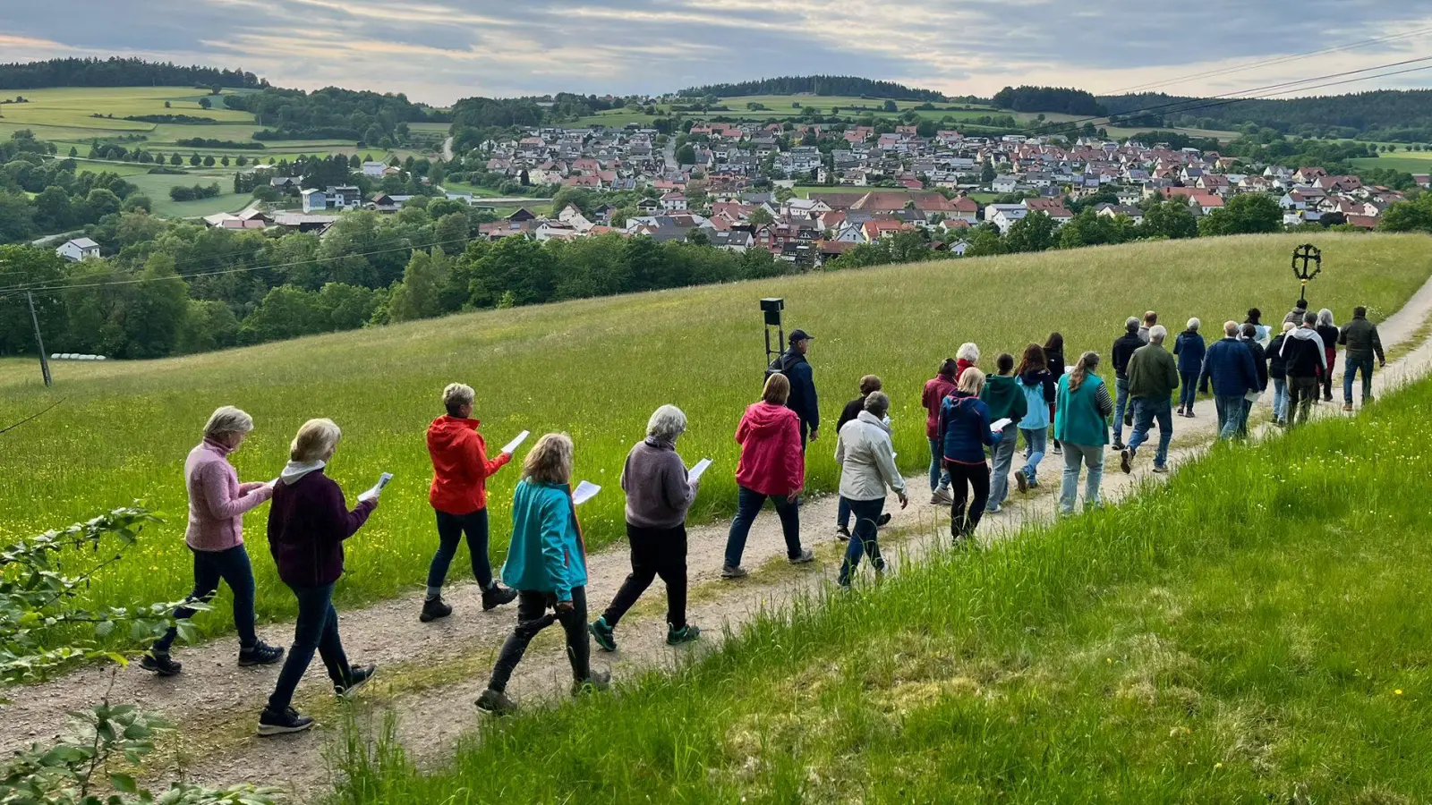 Die Teilnehmer des Bittgangs auf dem Rückweg vom Johannisberg zum Dorf.  (Bild: Ina Piehler)