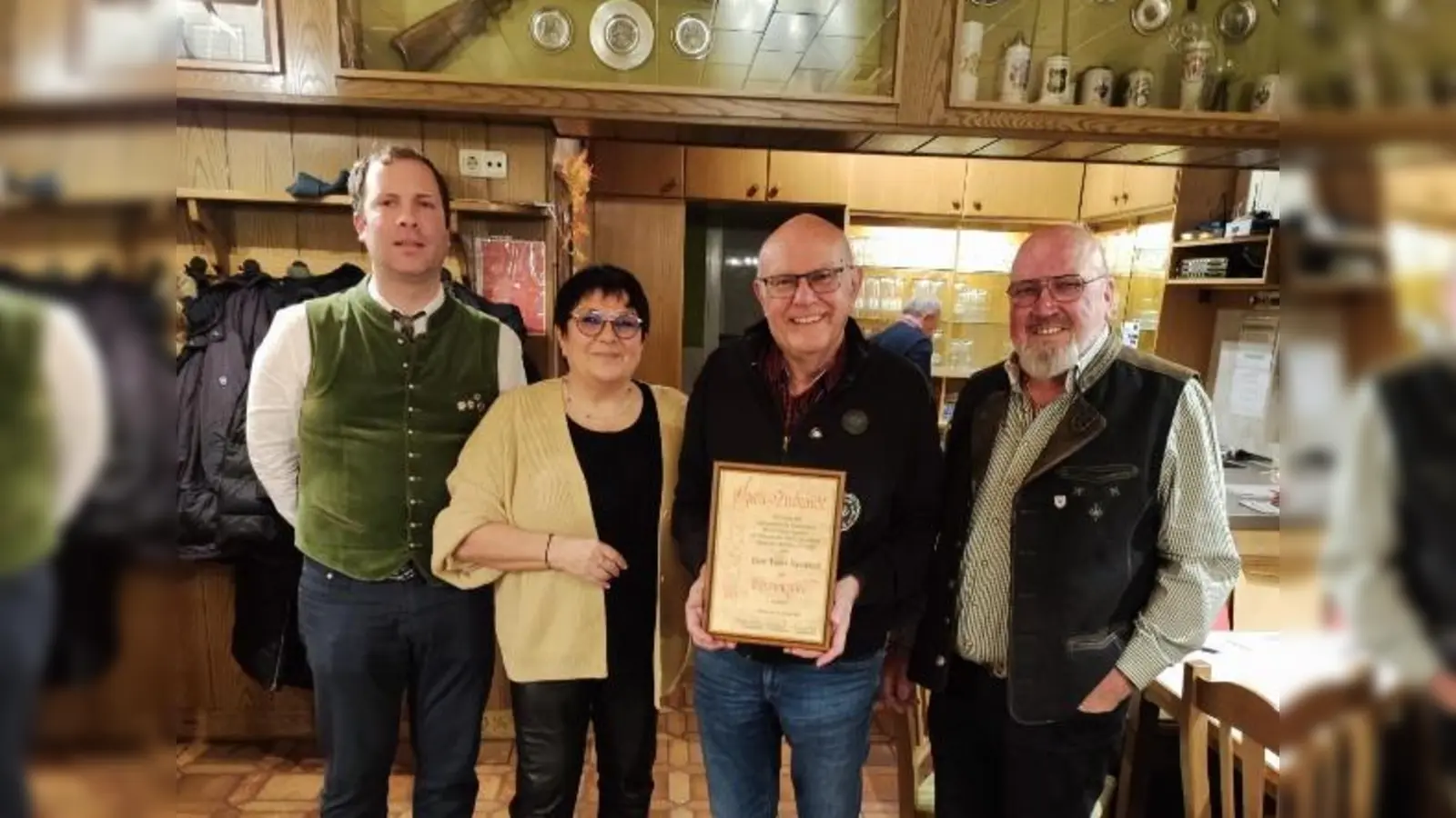 Tobias Dirrigl, 1.Schützenmeisterin Gisela Zerbian, Ehrenmitglied Xaver Kemptner, 3.Schützenmeister Erwin Zerbian (von links). (Bild: Andreas Birner)