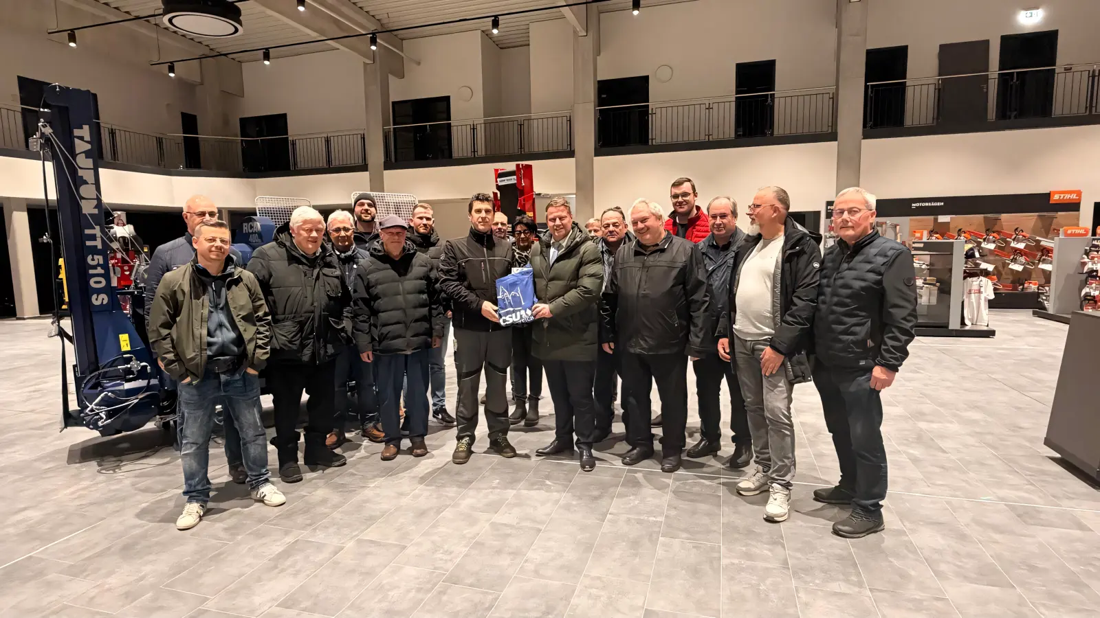 Stefan Grillmeier (Mitte rechts) bedankte sich bei Matthias Wührl (Mitte links) mit einem kleinen Geschenk. (Bild: CSU Mitterteich)