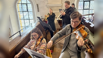 Die Musiker bei der Ostermesse in Wutschdorf. Hinten von links: Sophie Rüth, Michael Haberberger und Marie Schöpf. Vorne: Magdalena Urban und Franz Schottenheim. (Bild: Ina Piehler )