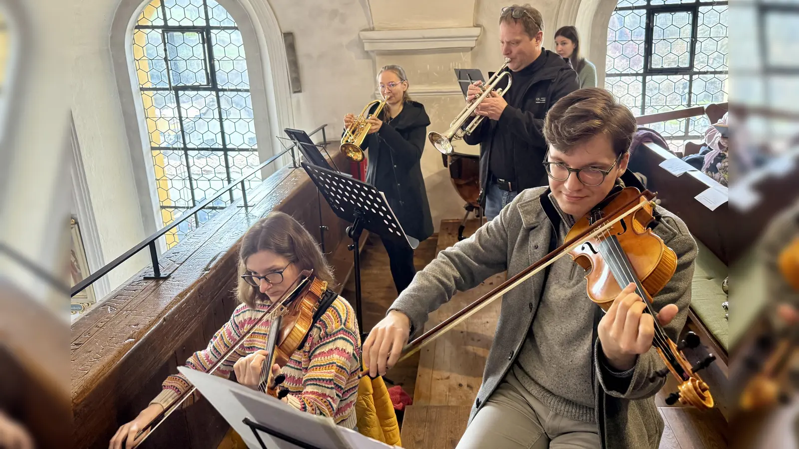 Die Musiker bei der Ostermesse in Wutschdorf. Hinten von links: Sophie Rüth, Michael Haberberger und Marie Schöpf. Vorne: Magdalena Urban und Franz Schottenheim. (Bild: Ina Piehler )