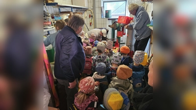 Begeistert hören die Kinder den Ausführungen und Erklärungen von 1. Vorsitzenden Armin Heuberger und Alfons Trummer zu. (Bild: Kristina Merkl)