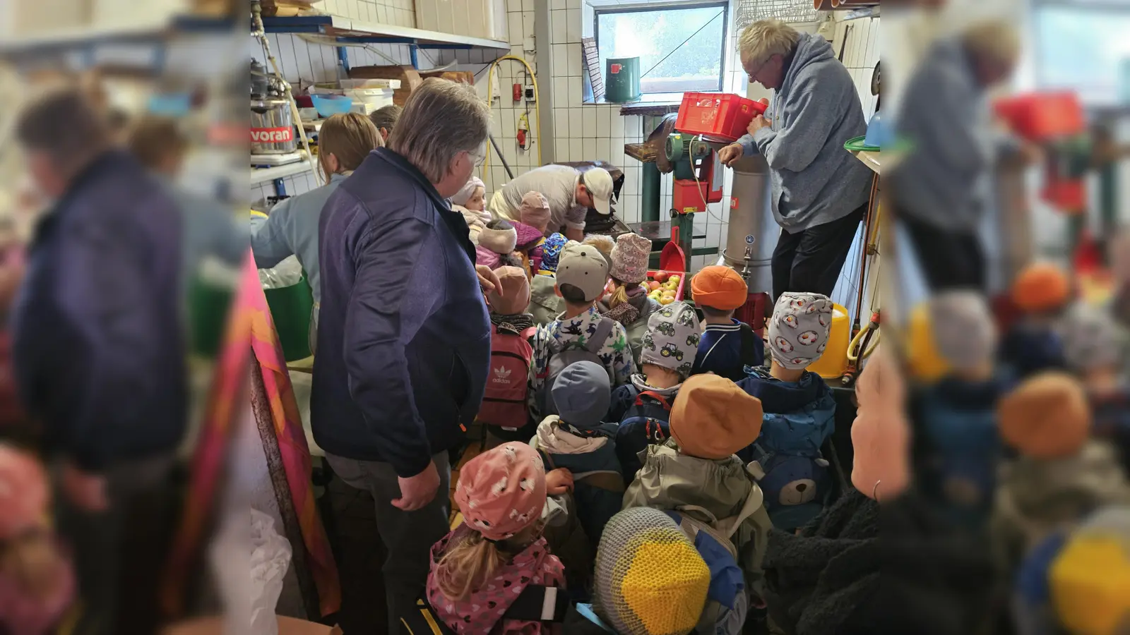 Begeistert hören die Kinder den Ausführungen und Erklärungen von 1. Vorsitzenden Armin Heuberger und Alfons Trummer zu. (Bild: Kristina Merkl)