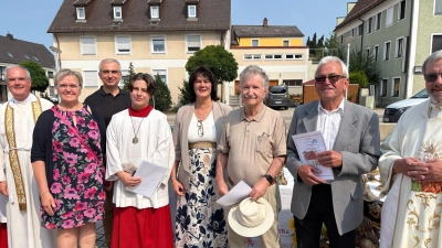 von links: Domvikar Andreas Albert, Maria Unger, Johann Prüfling, Simon Werner, Pfarrgemeinderatssprecherin Petra Hartinger, Hermann Meiller, Willi Aurich, Pfarrer Markus Ertl. (Bild: Dieter Rosenberg)