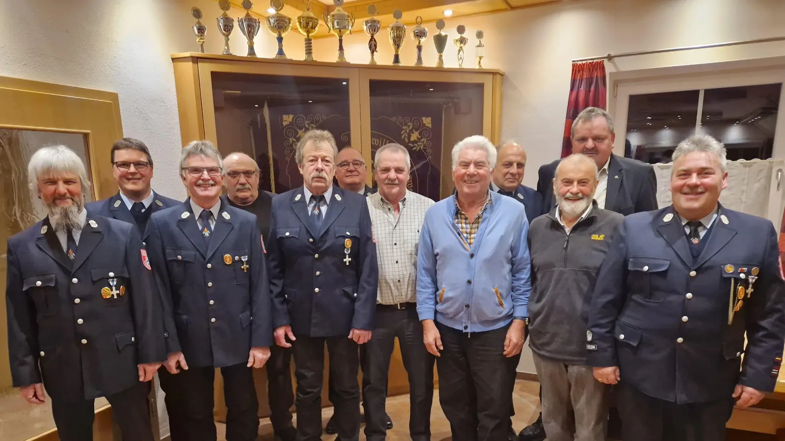 Im Bild von Links: Konrad Summerer, Vorstand Stefan Schmidkonz, Josef Frank, Willi Würth, Alfred Freundl, Siegfried Schwarz, Alfred Schmidkonz, Herbert Frank, Richard Fischer, Willi Krisch, 2. Bürgermeister Michael Schedl, Komandant Thomas Schüßler. (Bild: Matthias Wild)